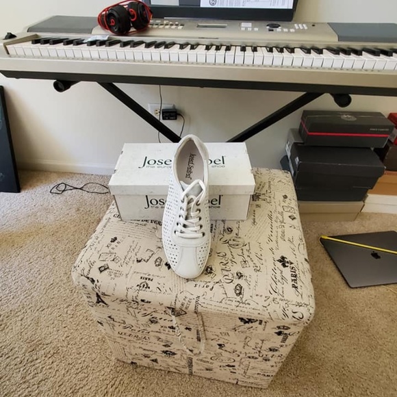 Comfortable Gym Shoes for You!! - Picture 2 of 3